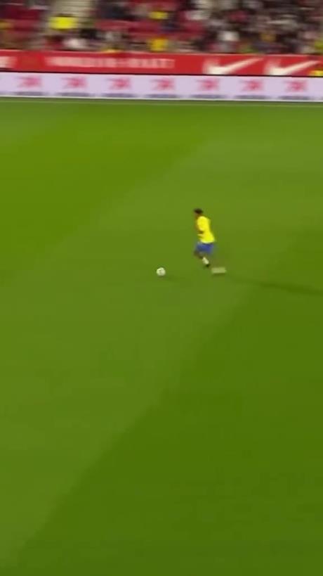 45歲還開(kāi)掛！小羅再現(xiàn)牛尾巴過(guò)人，微笑單挑門將輕松打進(jìn)